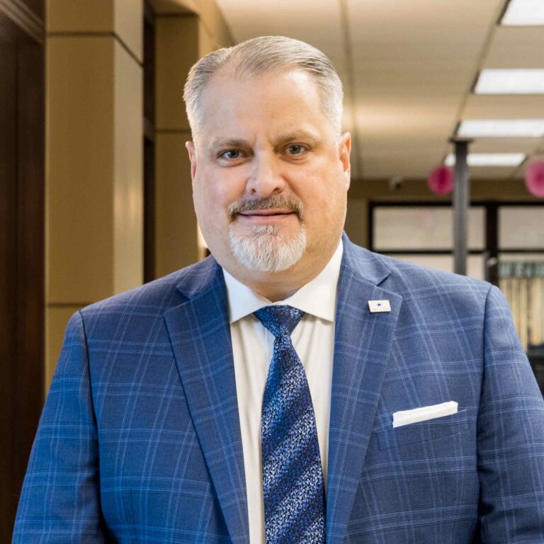 Jonathan Bailey 768x768