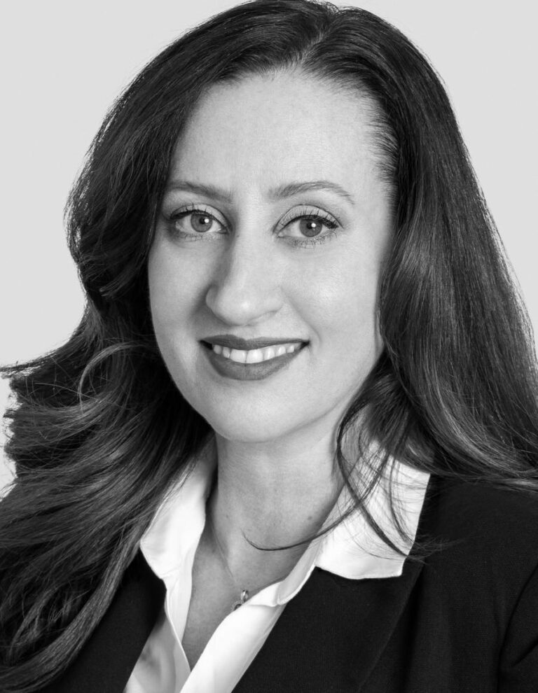 Kristin Kelly 768x990